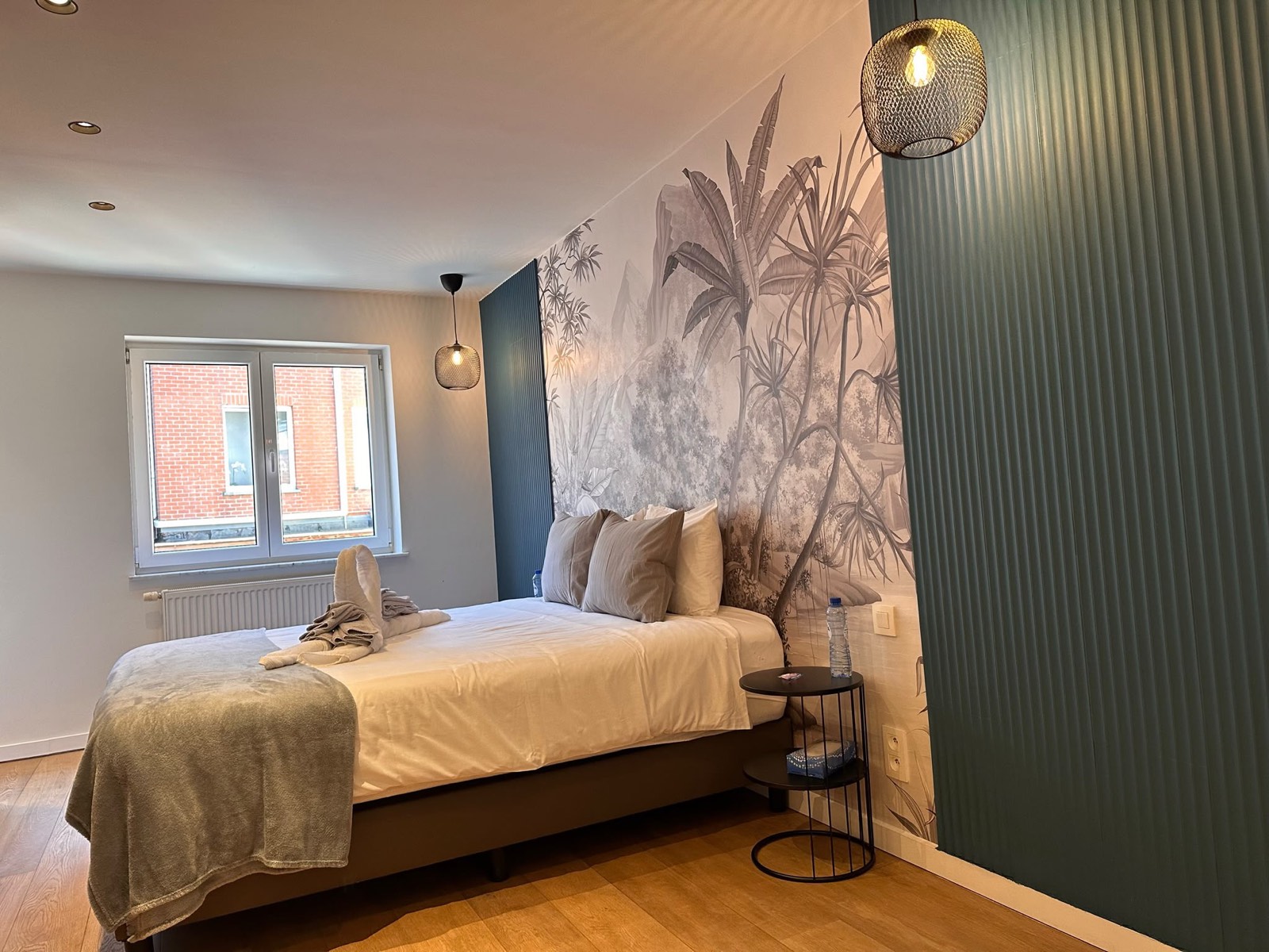 Chambre avec papier peint panoramique végétal et lambris peint