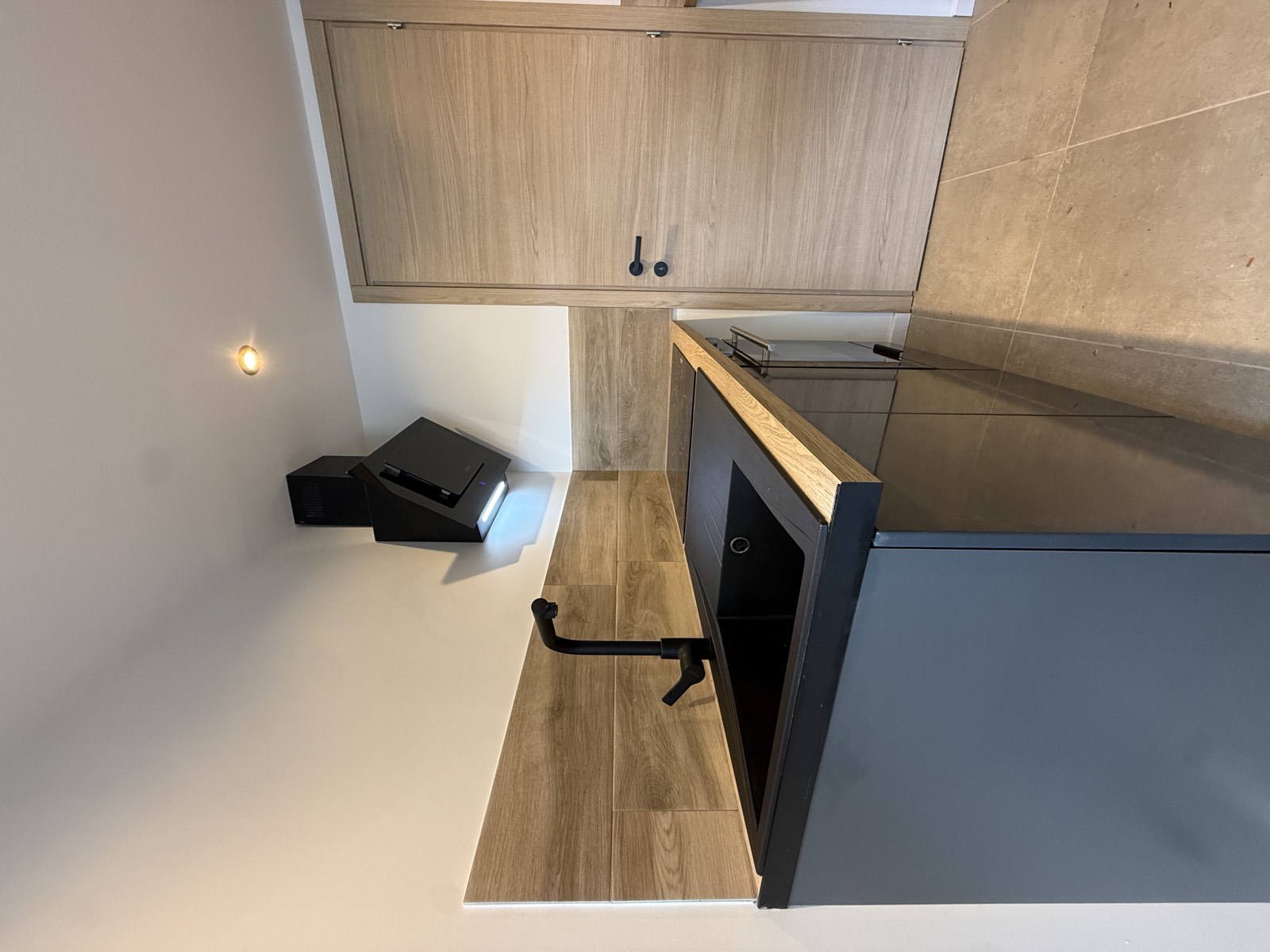 Cuisine noire avec plan de travail bois et crédence assortie